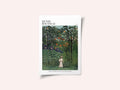 Femme Se Promenant Dans Une Foret Exotique