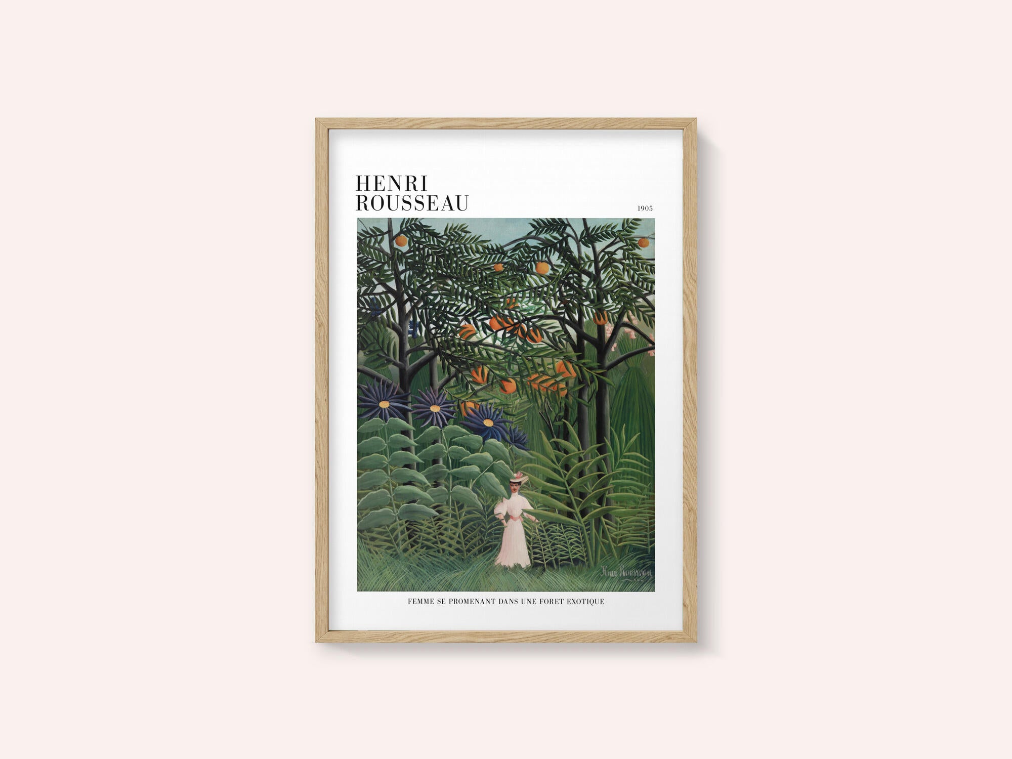 Femme Se Promenant Dans Une Foret Exotique
