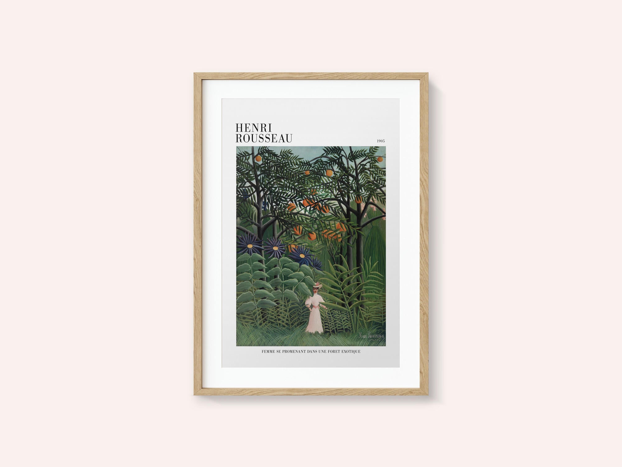 Femme Se Promenant Dans Une Foret Exotique