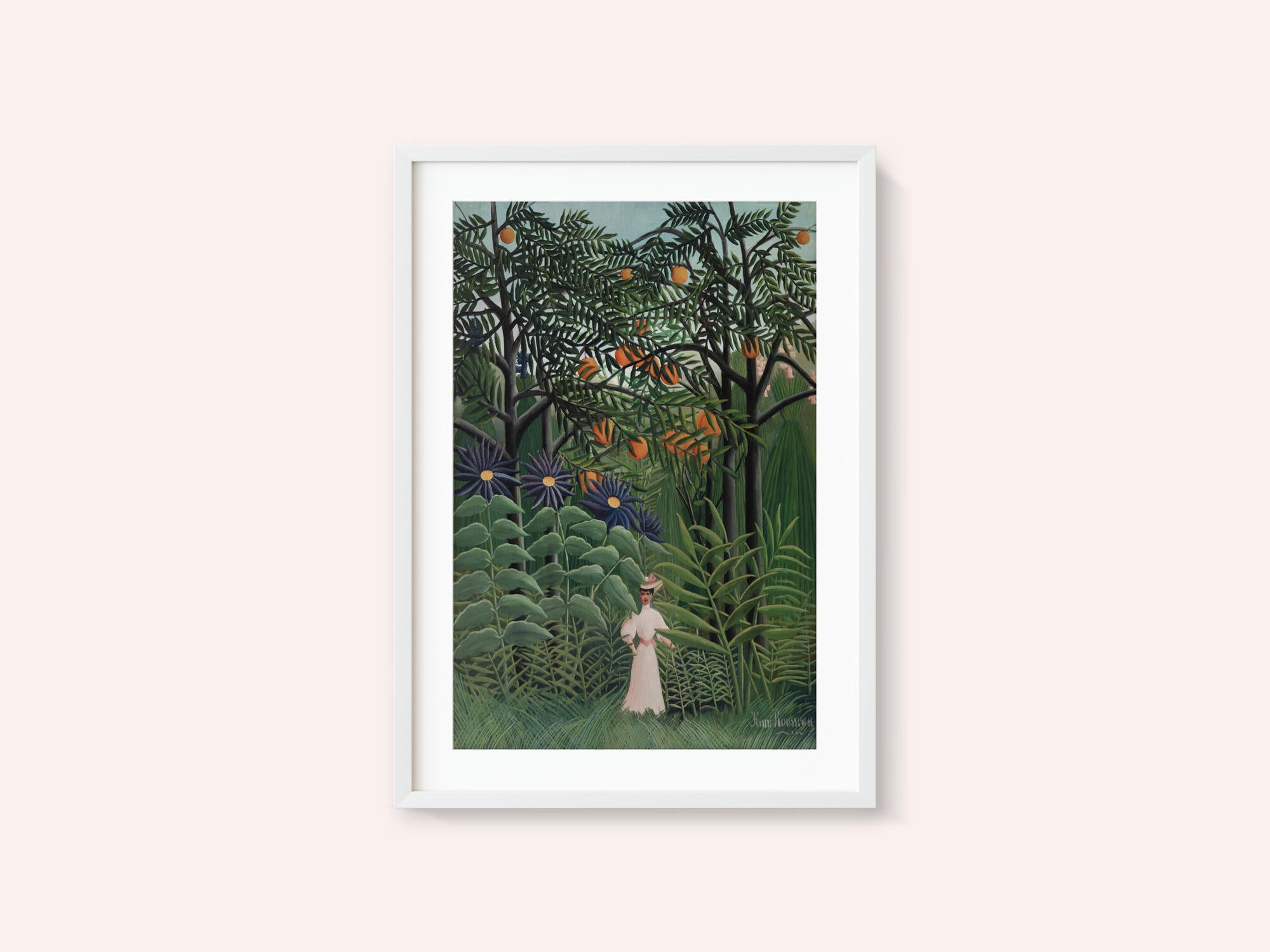 Femme Se Promenant Dans Une Foret Exotique