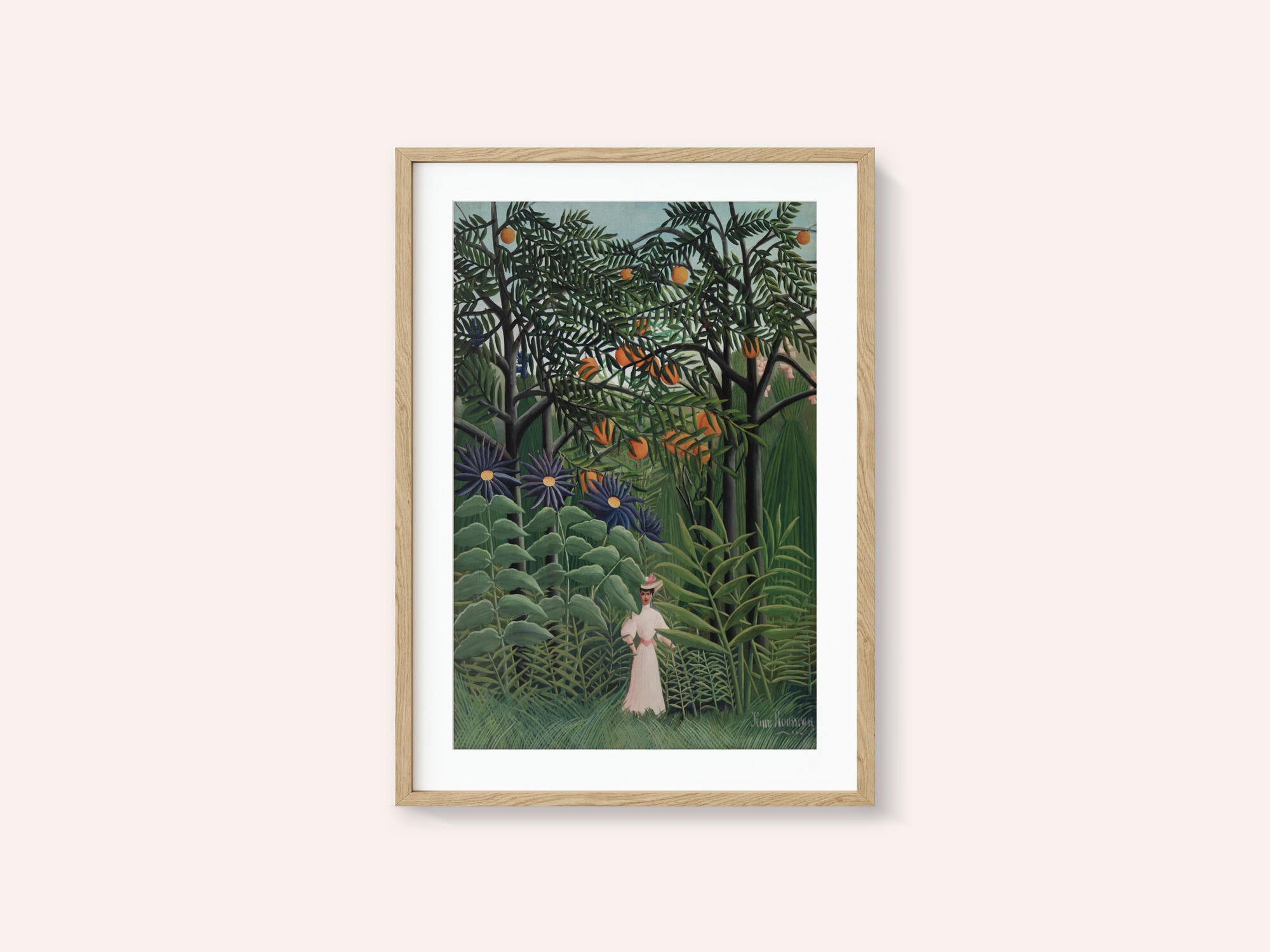 Femme Se Promenant Dans Une Foret Exotique