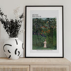 Femme Se Promenant Dans Une Foret Exotique