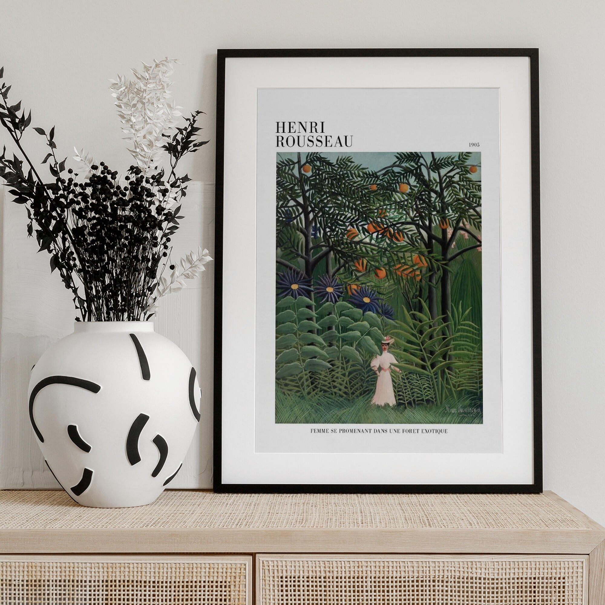 Femme Se Promenant Dans Une Foret Exotique