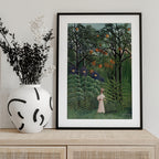 Femme Se Promenant Dans Une Foret Exotique
