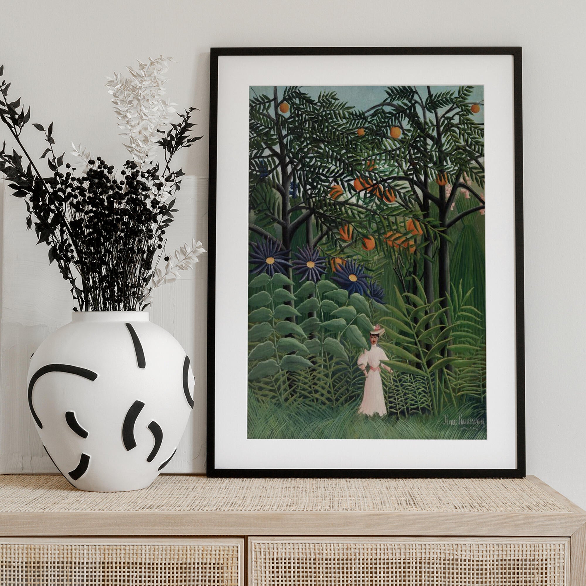 Femme Se Promenant Dans Une Foret Exotique
