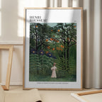 Femme Se Promenant Dans Une Foret Exotique