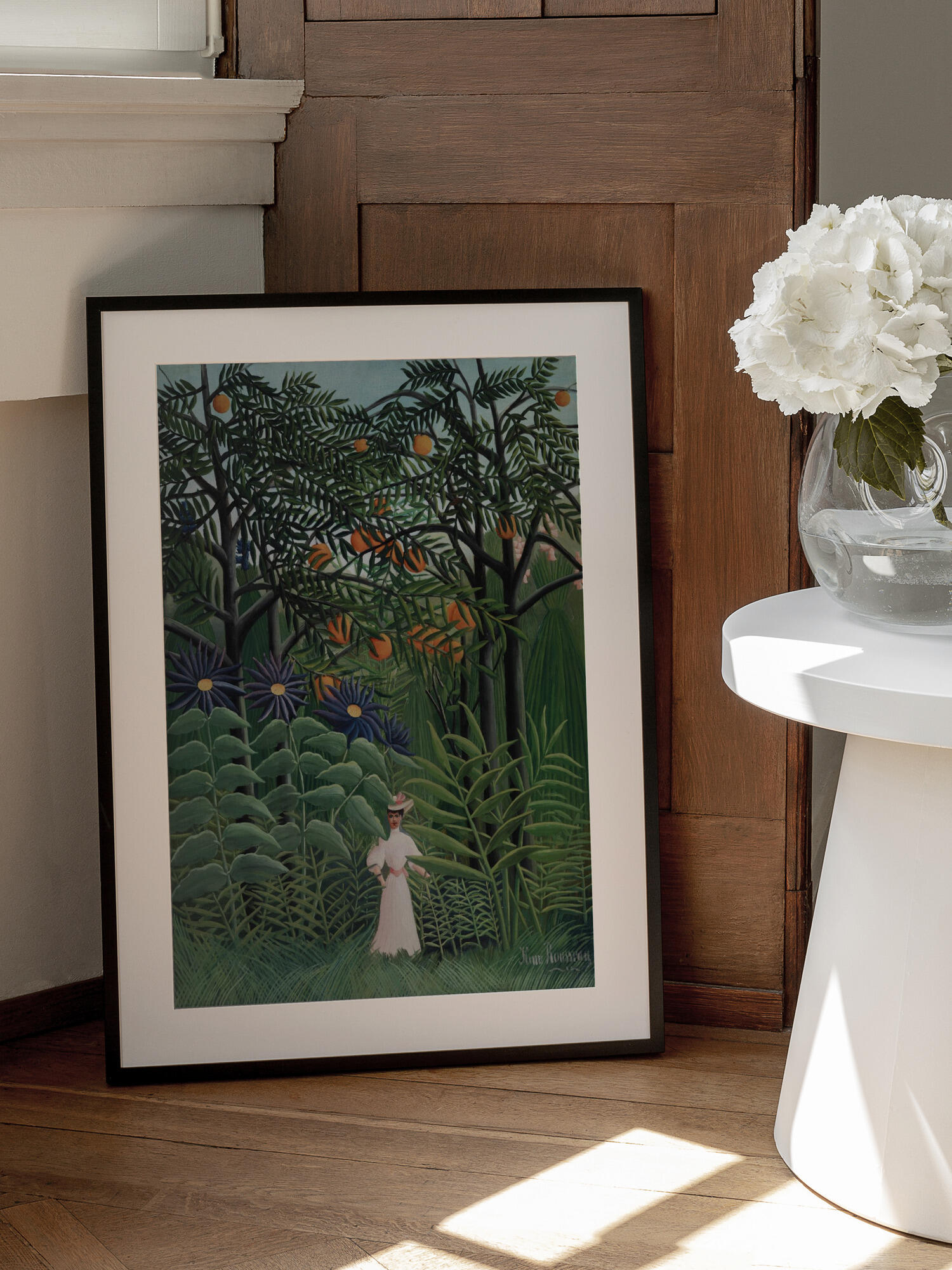 Femme Se Promenant Dans Une Foret Exotique