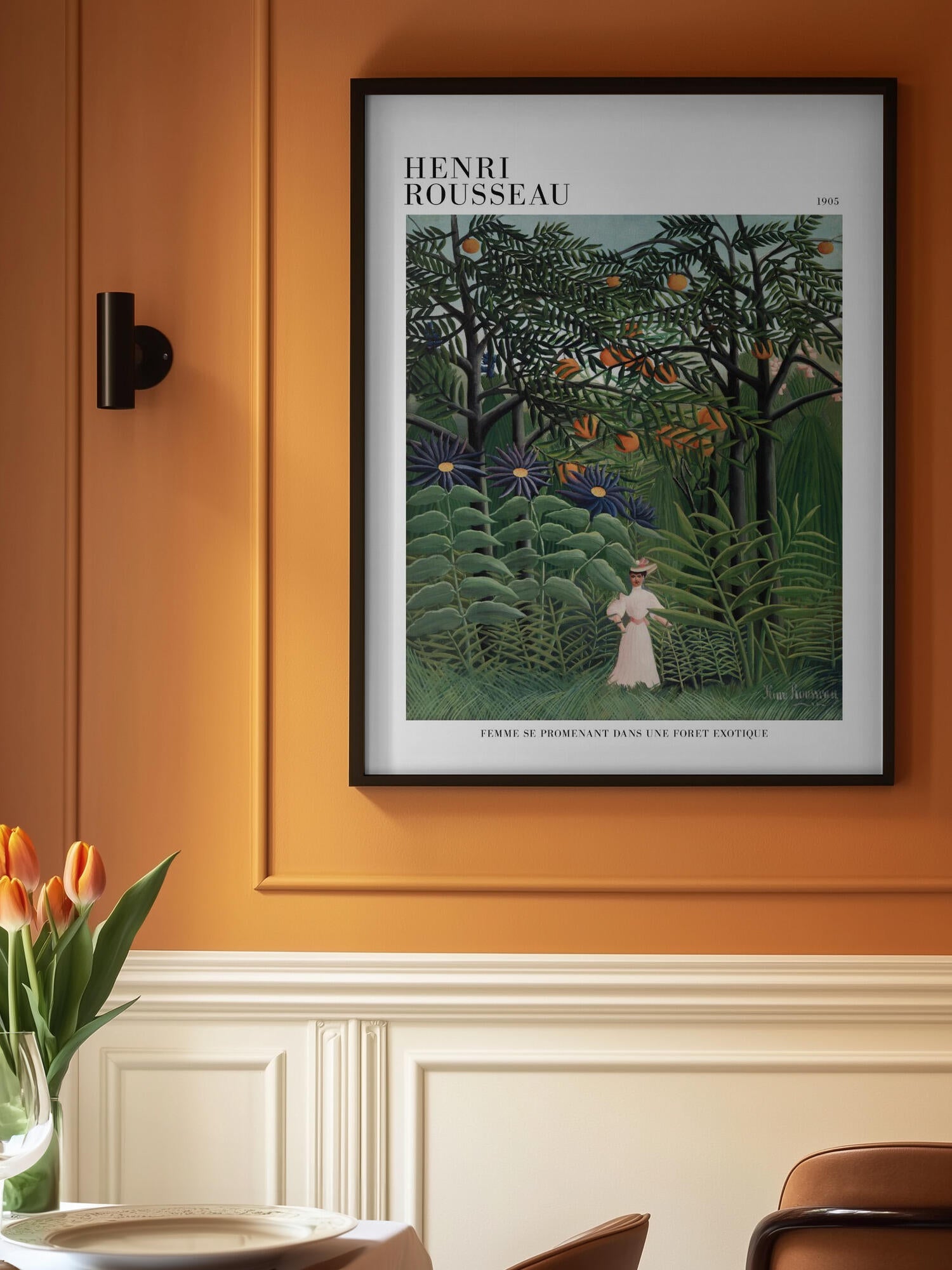 Femme Se Promenant Dans Une Foret Exotique