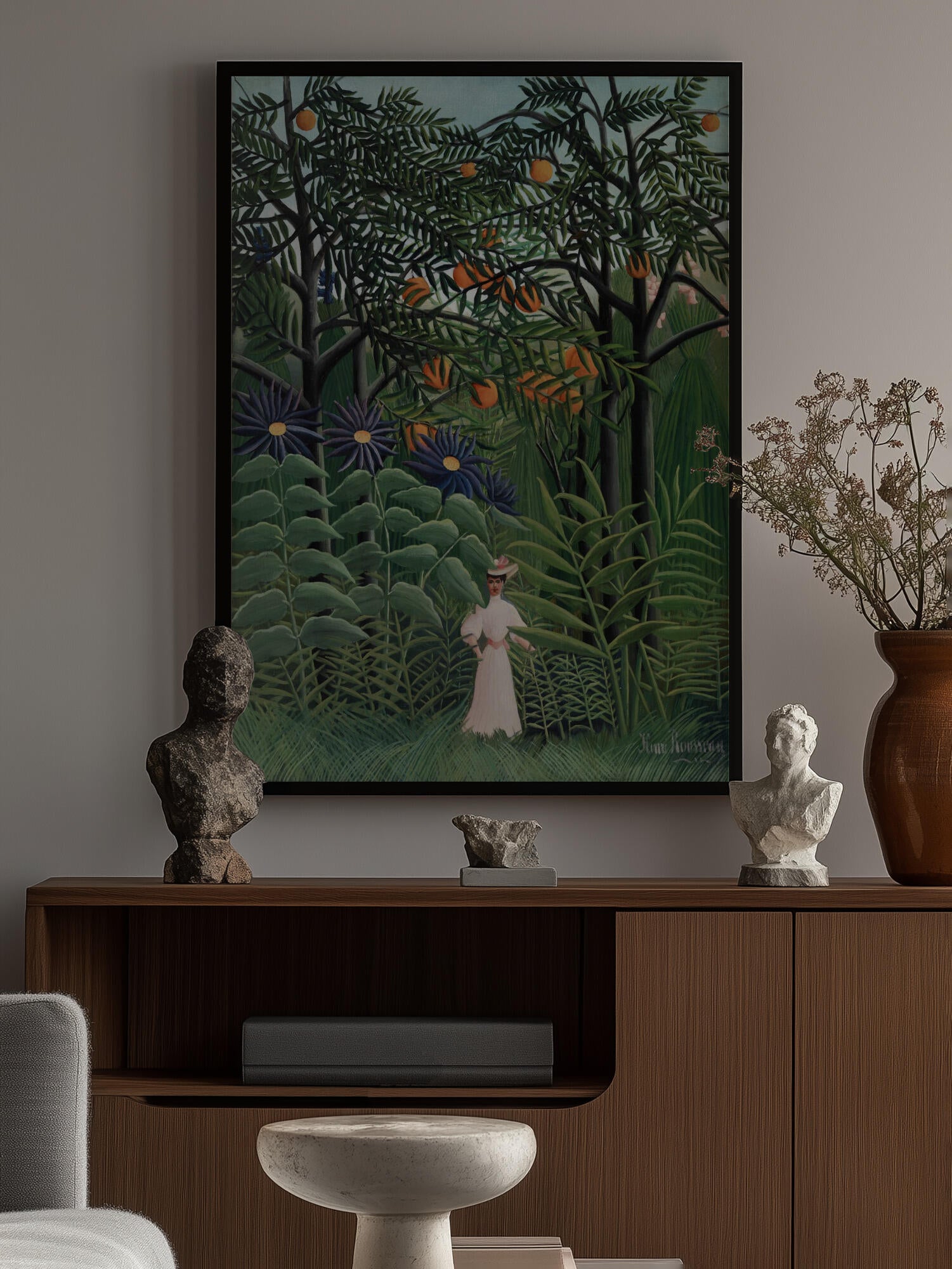 Femme Se Promenant Dans Une Foret Exotique
