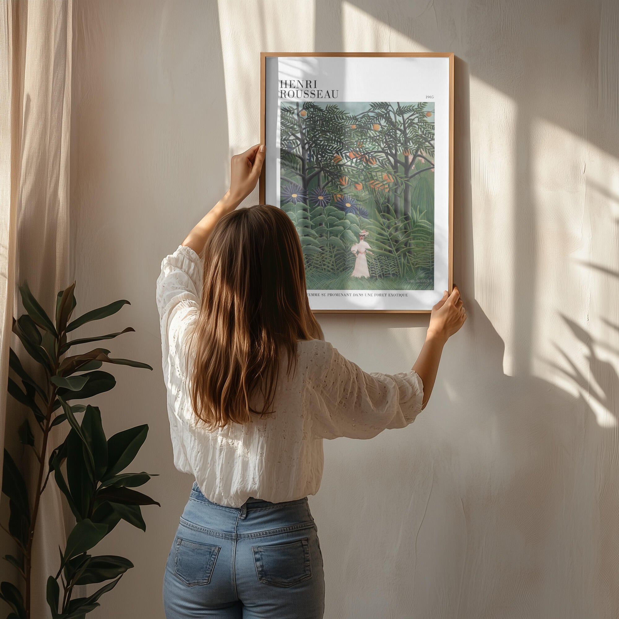 Femme Se Promenant Dans Une Foret Exotique
