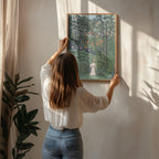 Femme Se Promenant Dans Une Foret Exotique